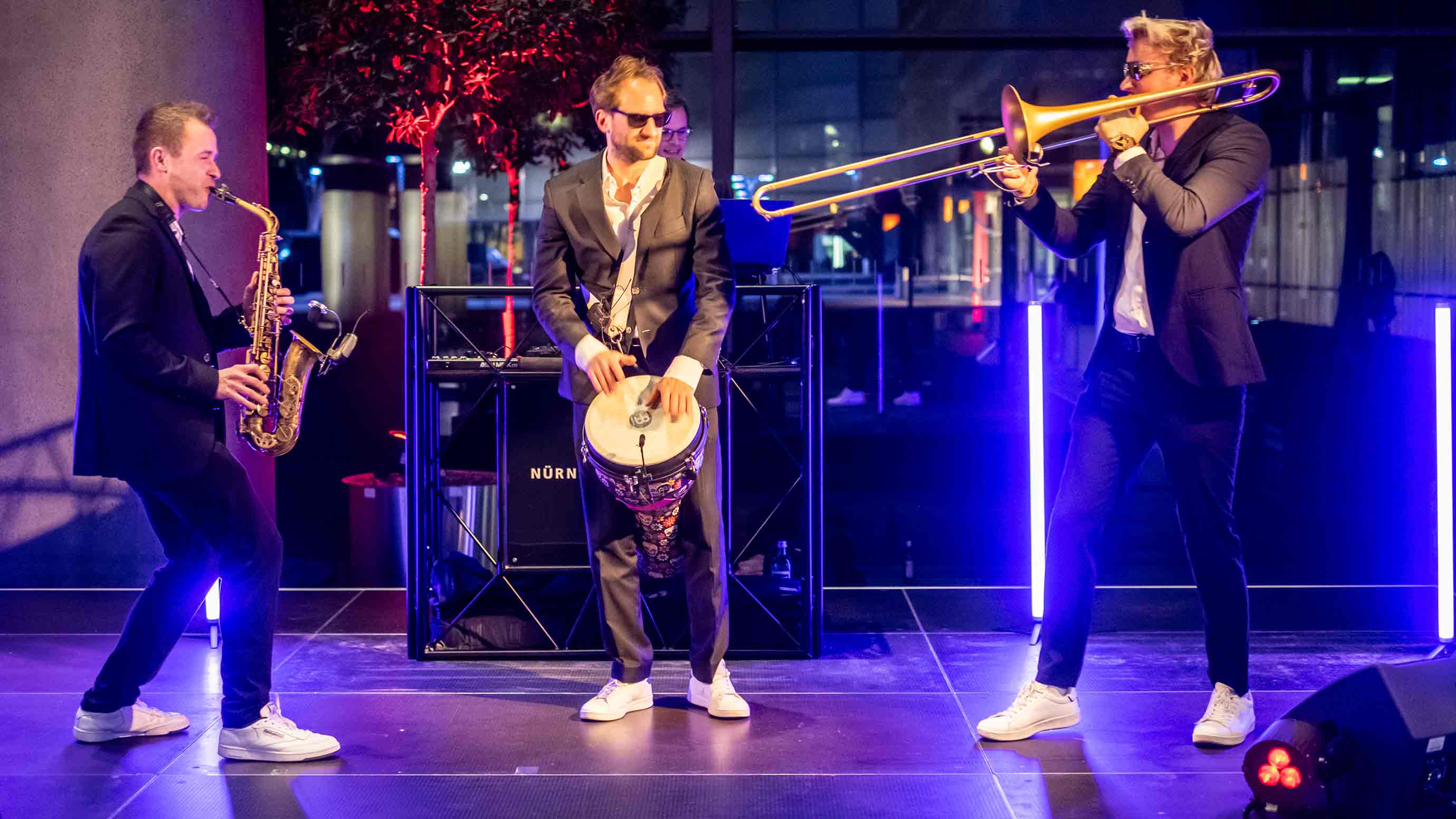 A band playing at the exhibitor evening at embedded world