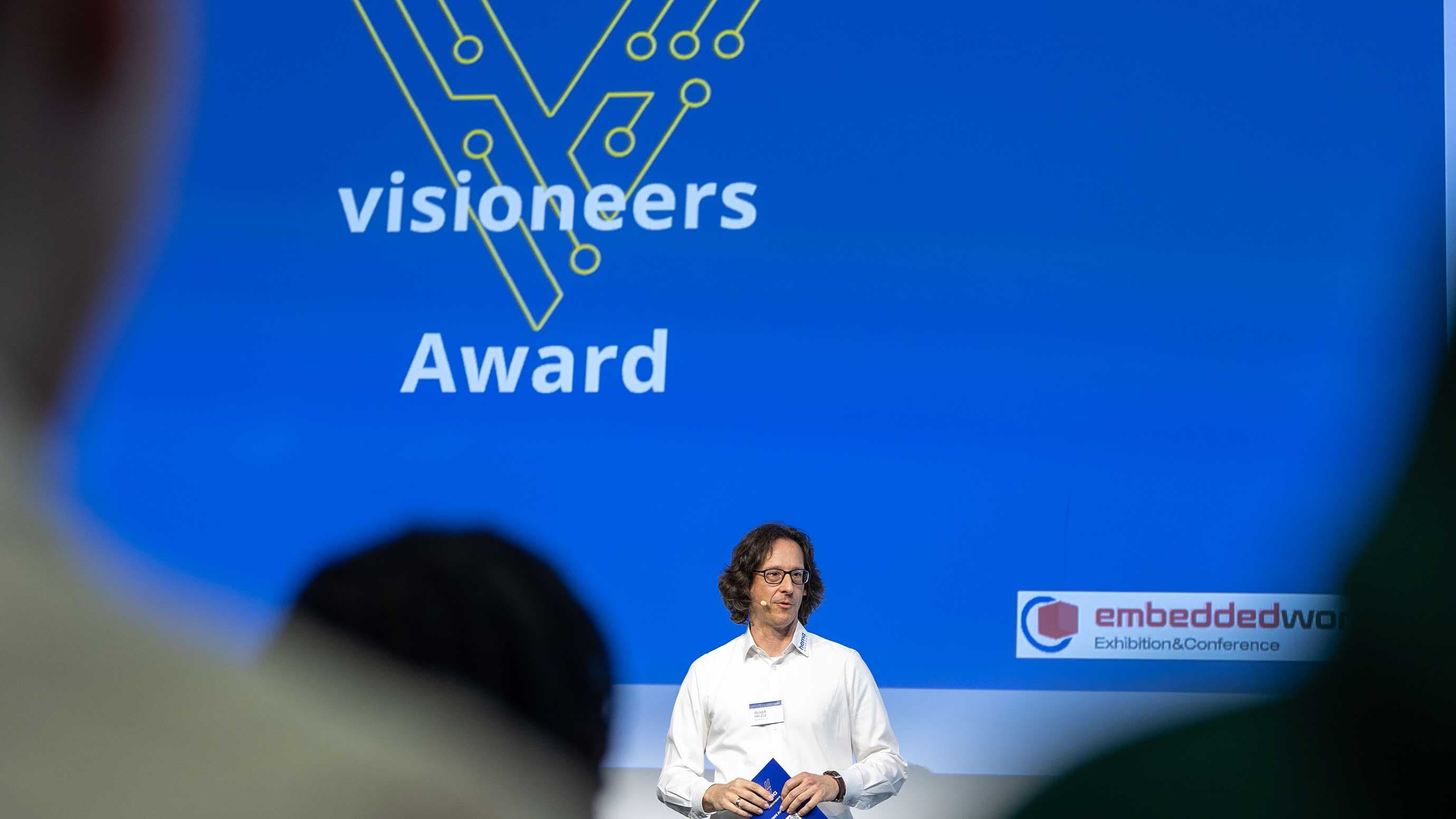 Sprecher auf der Bühner beim visioneers Awards