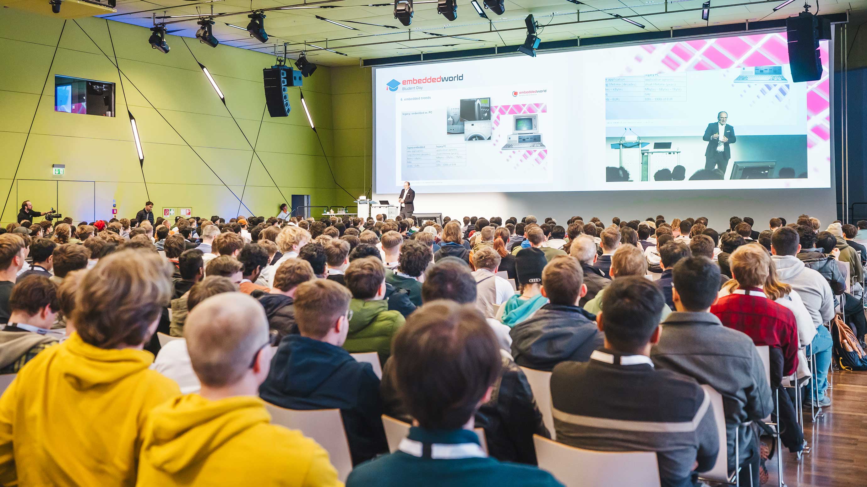 Große Zuschauermenge vor der Bühne des Studententags