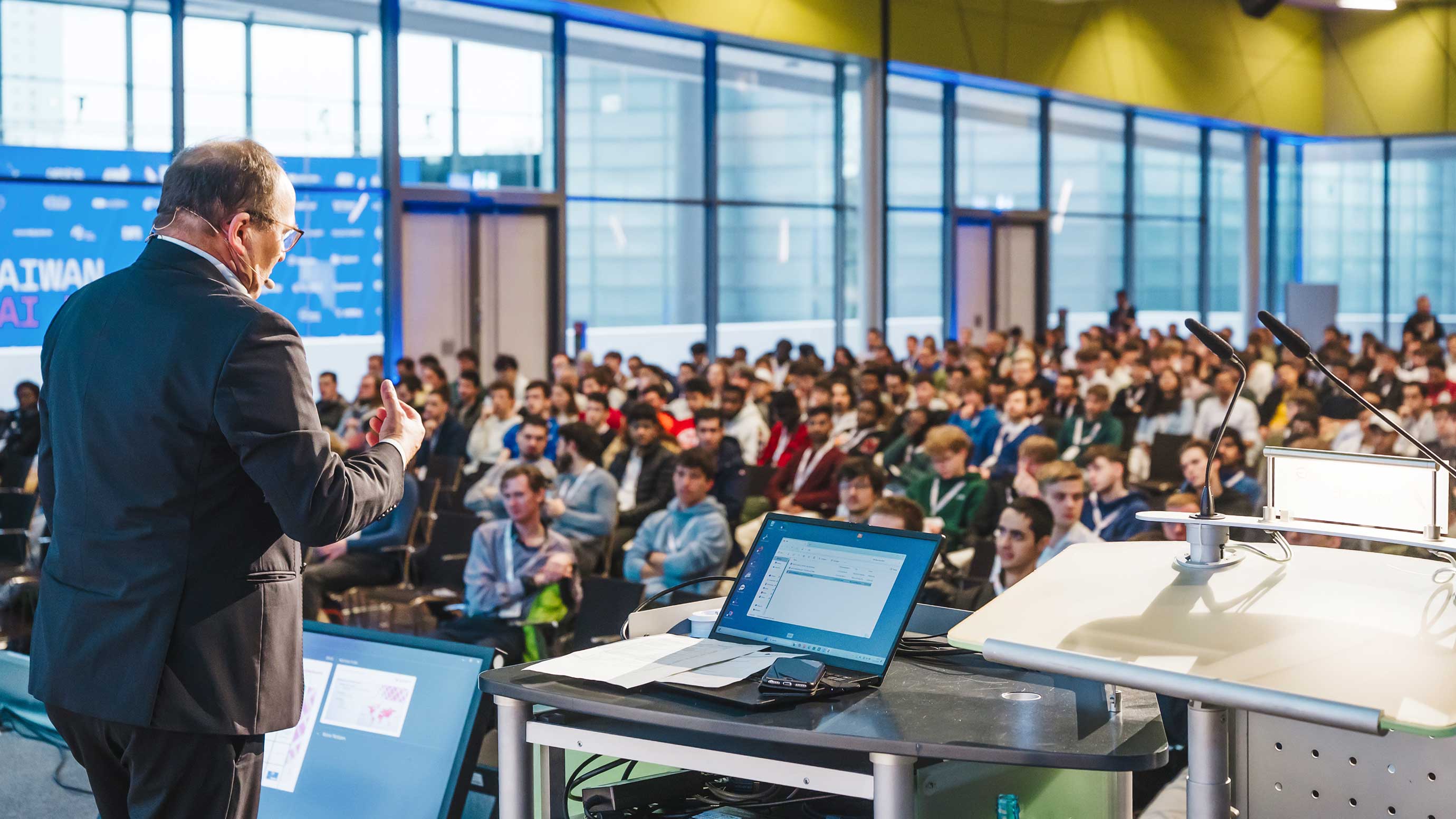 Sprecher vor einem großen Publikum beim Student Day